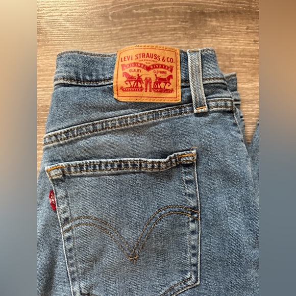 Levi’s Mom Jeans - Picture 2 of 7